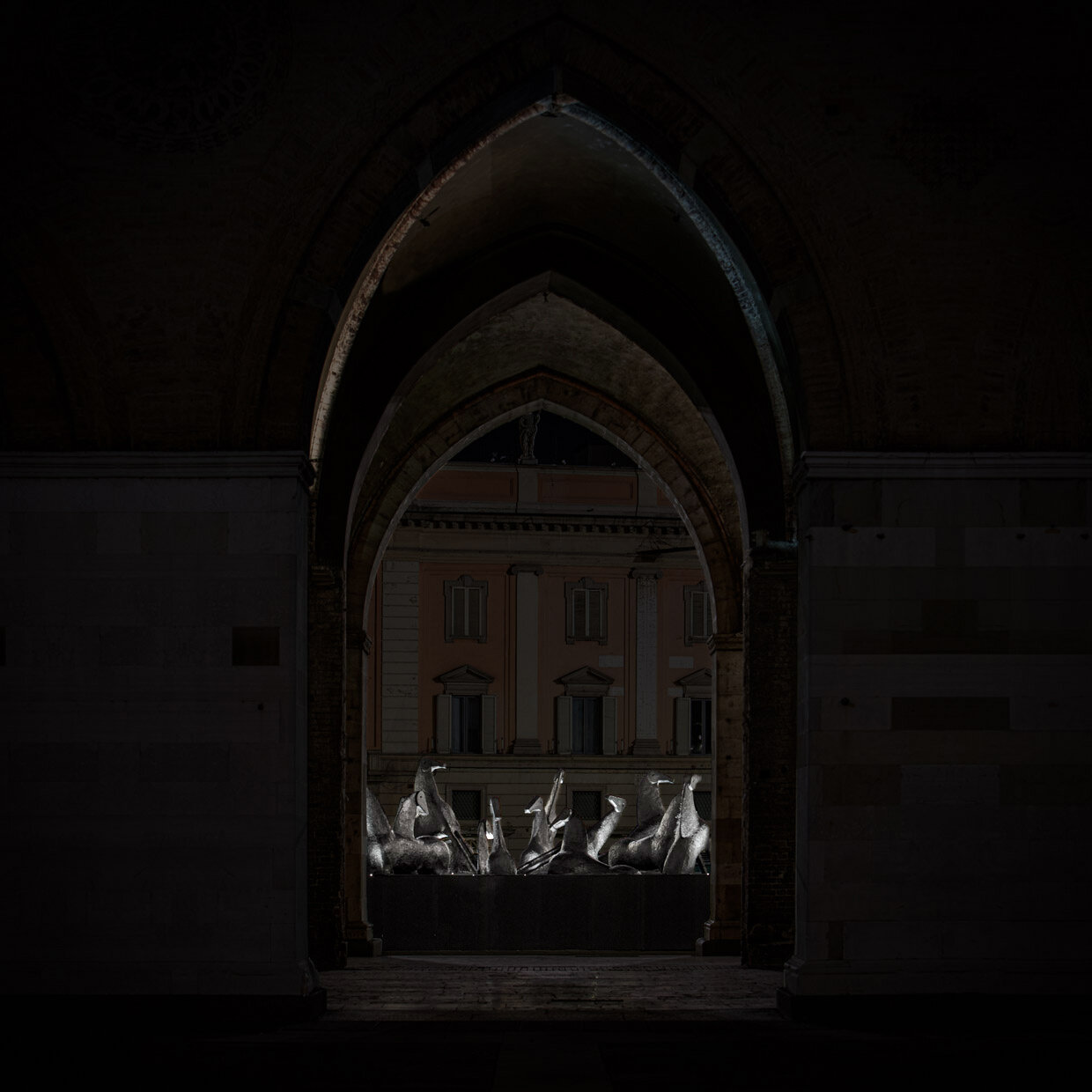 Installazione Mimmo Paladino a Piacenza | © Davide Groppi srl | All Rights Reserved